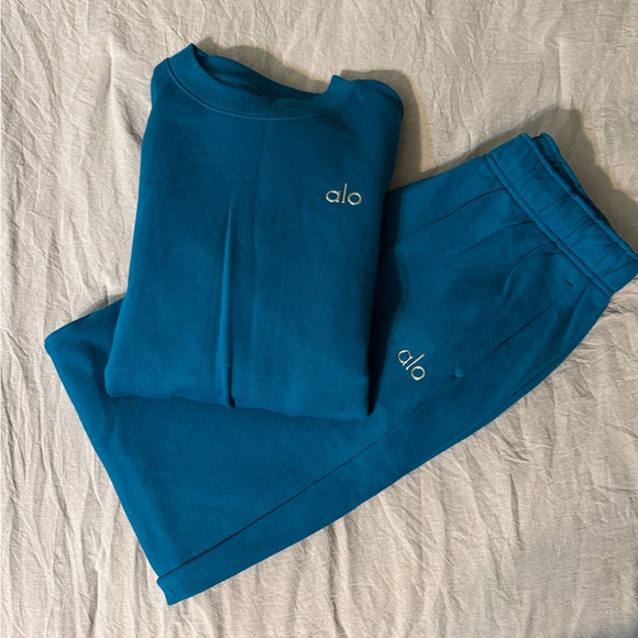ALO Yoga Tops - Alo Accolade Oceanic Teal Sweat Set
